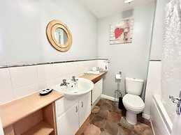 Quiet 2bedroom Home-garden-parking-family Friendly