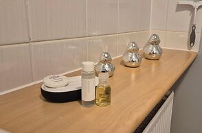 Quiet 2bedroom Home-garden-parking-family Friendly