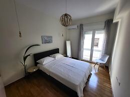 2 bd Renovated Flat at Acropolis