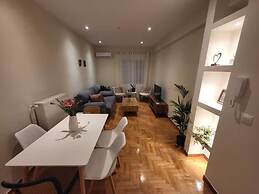 2 bd Renovated Flat at Acropolis