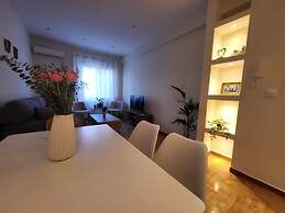 2 bd Renovated Flat at Acropolis