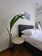 2 bd Renovated Flat at Acropolis