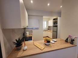 2 bd Renovated Flat at Acropolis
