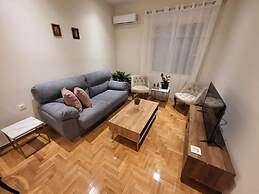 2 bd Renovated Flat at Acropolis