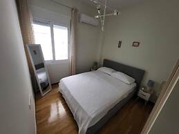 2 bd Renovated Flat at Acropolis