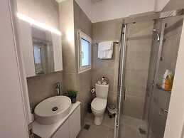 2 bd Renovated Flat at Acropolis