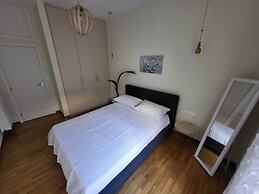 2 bd Renovated Flat at Acropolis