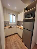 2 bd Renovated Flat at Acropolis