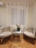 2 bd Renovated Flat at Acropolis
