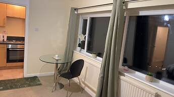 Modern Apt - City Views - Parking - Sleeps 3