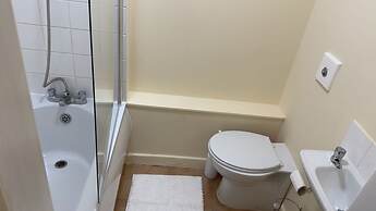 Modern Apt - City Views - Parking - Sleeps 3