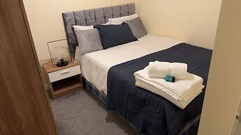 Modern Apt - City Views - Parking - Sleeps 3