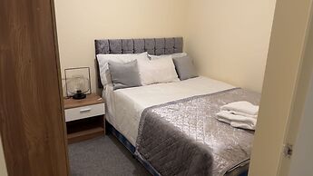 Modern Apt - City Views - Parking - Sleeps 3