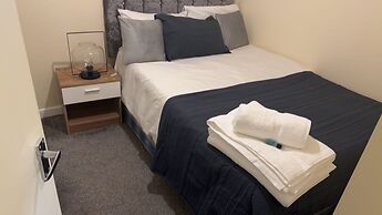 Modern Apt - City Views - Parking - Sleeps 3