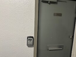 Modern Apt - City Views - Parking - Sleeps 3