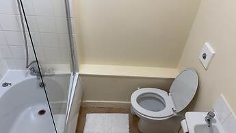 Modern Apt - City Views - Parking - Sleeps 3