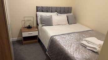 Modern Apt - City Views - Parking - Sleeps 3