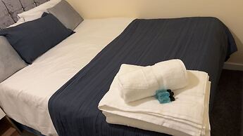 Modern Apt - City Views - Parking - Sleeps 3