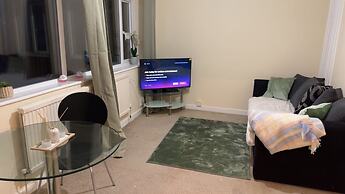 Modern Apt - City Views - Parking - Sleeps 3