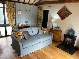 The Tack Room Cottage - Sleeps 4, Garden & Parking