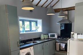 The Tack Room Cottage - Sleeps 4, Garden & Parking