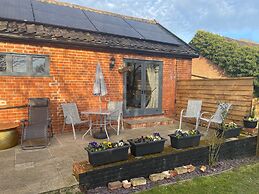 The Tack Room Cottage - Sleeps 4, Garden & Parking