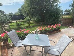 The Tack Room Cottage - Sleeps 4, Garden & Parking