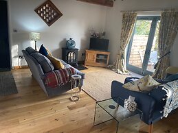 The Tack Room Cottage - Sleeps 4, Garden & Parking