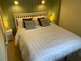 The Tack Room Cottage - Sleeps 4, Garden & Parking