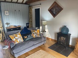 The Tack Room Cottage - Sleeps 4, Garden & Parking