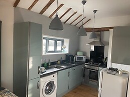 The Tack Room Cottage - Sleeps 4, Garden & Parking