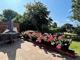 The Tack Room Cottage - Sleeps 4, Garden & Parking