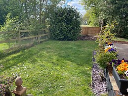 The Tack Room Cottage - Sleeps 4, Garden & Parking
