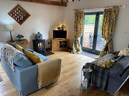 The Tack Room Cottage - Sleeps 4, Garden & Parking