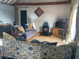 The Tack Room Cottage - Sleeps 4, Garden & Parking