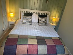 The Tack Room Cottage - Sleeps 4, Garden & Parking