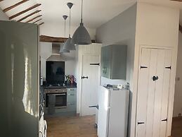 The Tack Room Cottage - Sleeps 4, Garden & Parking