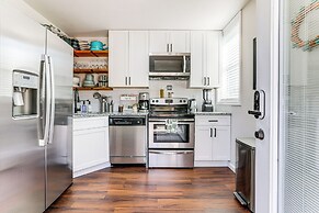 11 Mi to Marietta Square: Modern Apt w/ Yard!