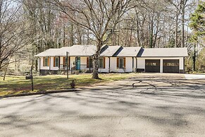 11 Mi to Marietta Square: Modern Apt w/ Yard!