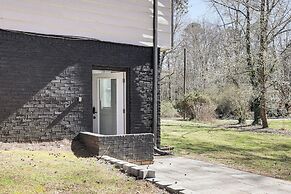 11 Mi to Marietta Square: Modern Apt w/ Yard!