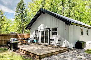 2 Mi to Conway: Cozy Cabin w/ Grill & Yard!