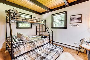 2 Mi to Conway: Cozy Cabin w/ Grill & Yard!