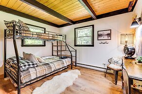 2 Mi to Conway: Cozy Cabin w/ Grill & Yard!