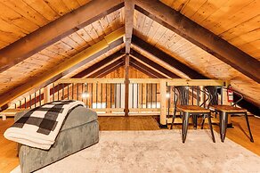 2 Mi to Conway: Cozy Cabin w/ Grill & Yard!