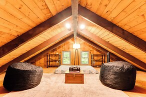 2 Mi to Conway: Cozy Cabin w/ Grill & Yard!