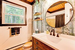 2 Mi to Conway: Cozy Cabin w/ Grill & Yard!