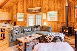 2 Mi to Conway: Cozy Cabin w/ Grill & Yard!