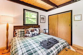 2 Mi to Conway: Cozy Cabin w/ Grill & Yard!