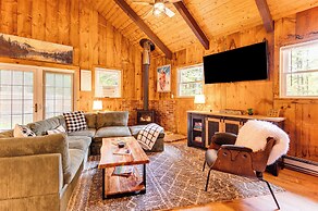 2 Mi to Conway: Cozy Cabin w/ Grill & Yard!