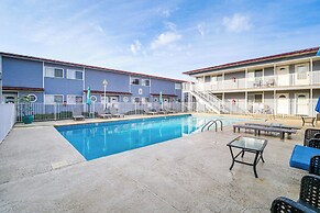 Walk to Ocean & Restaurants: Biloxi Getaway!
